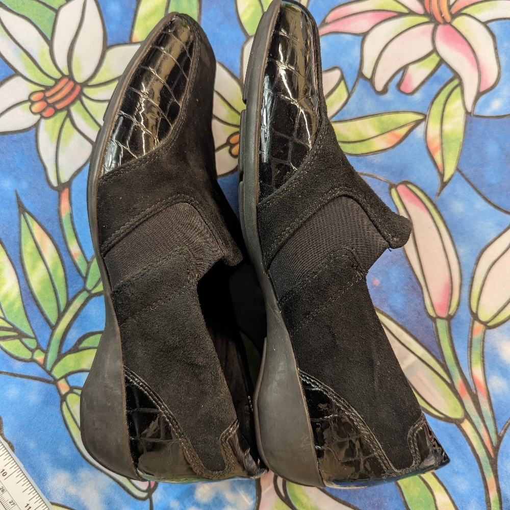 Clarks Noreen black croc patent and suede slip ons sz 7.5
